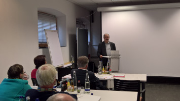 Kolbermoors Bürgermeister Peter Kloo erläutert sein Geschäftsmodell für die landkreiseigene Wohnungsbaugesellschaft