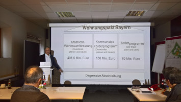 Michael Kölbl bei der Vorstellung des Wohnungspakts Bayern