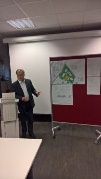 Wasserburgs Bürgermeister Michael Kölbl erläutert ein Wohnbauprojekt in Wasserburg
