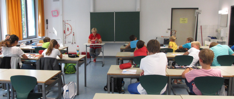 Elisabeth Jordan beim Vorlesen in der Schule